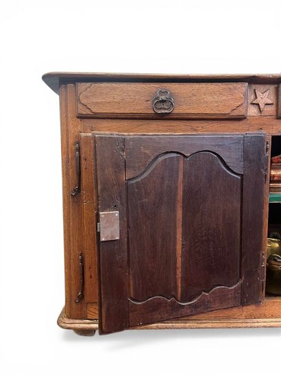 BUFFET ENFILADE en chêne mouluré ouvrant...