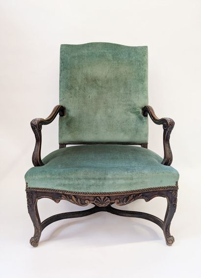 GRAND FAUTEUIL en bois mouluré et sculpté...
