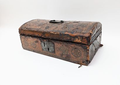 COFFRET à âme en résineux recouvert de cuir...