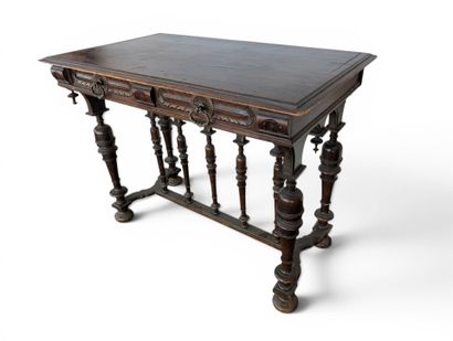 TABLE d'entre-deux en chêne mouluré et sculpté,...