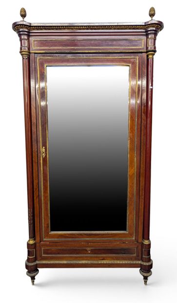 ARMOIRE à glace biseautée en acajou et placage...