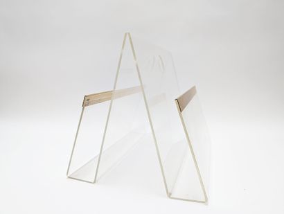 PORTE-REVUES en laiton doré et plexiglas.
33...