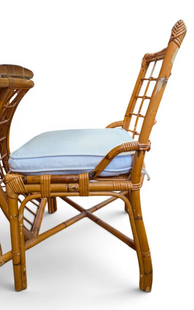 TABLE et DEUX CHAISES en bambou et rotin...