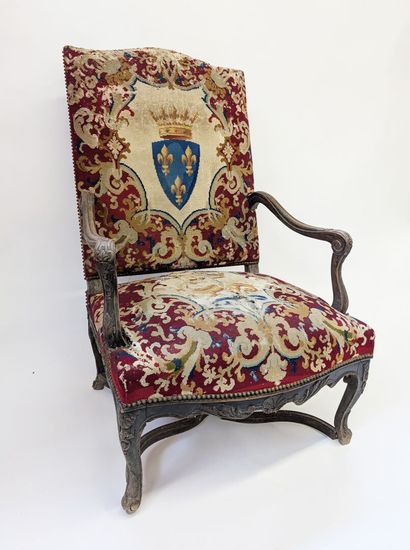 GRAND FAUTEUIL en bois mouluré et sculpté...