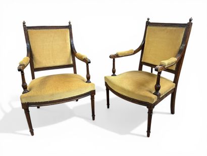 PAIRE DE FAUTEUILS en bois moulé et sculpté,...