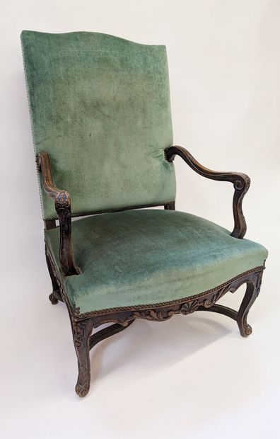 GRAND FAUTEUIL en bois mouluré et sculpté...