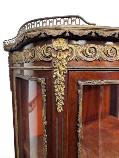 VITRINE en acajou et placage d'acajou ouvrant...