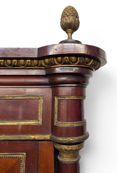 ARMOIRE à glace biseautée en acajou et placage...