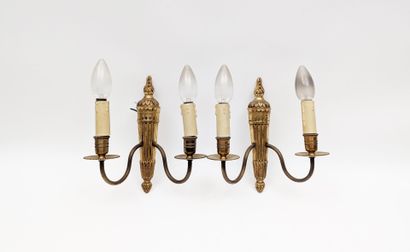 PAIRE D'APPLIQUES en bronze doré à deux bras...