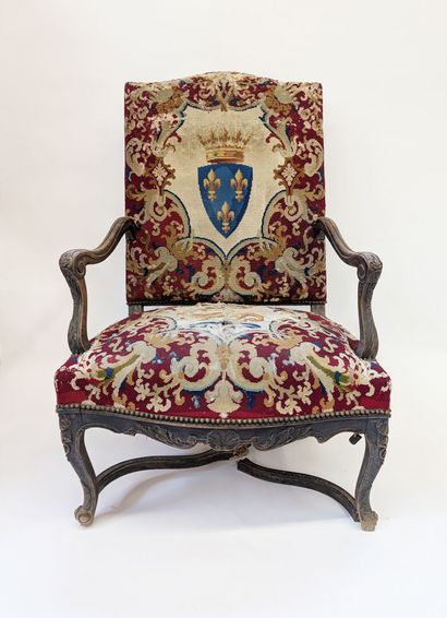 GRAND FAUTEUIL en bois mouluré et sculpté...