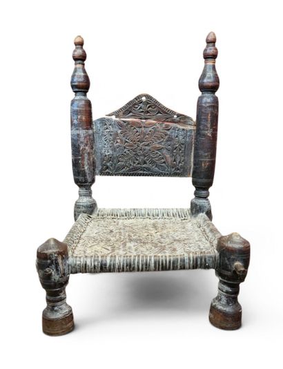 AFGHANISTAN
Chaise basse en bois tourné et...