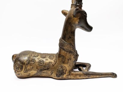INDE, XXe siècle
Cerf allongé en bronze à...