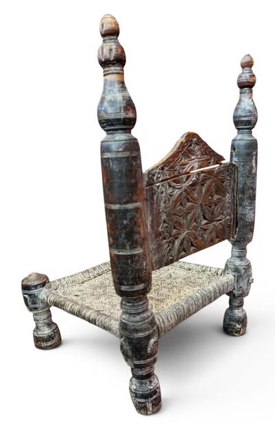 AFGHANISTAN
Chaise basse en bois tourné et...