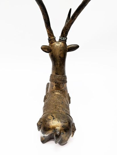 INDE, XXe siècle
Cerf allongé en bronze à...
