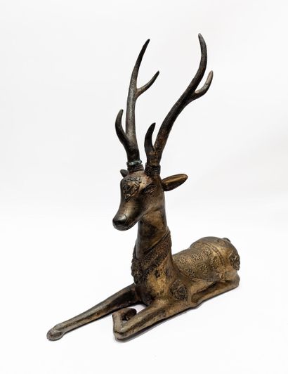 INDE, XXe siècle
Cerf allongé en bronze à...