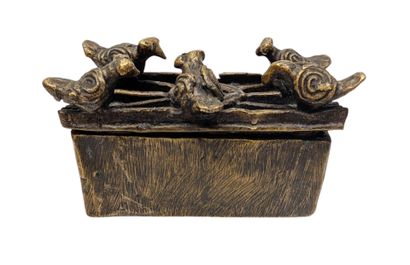 BOITE A POUDRE D'OR en bronze à décor de...
