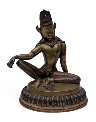 BOUDDHA en laiton et cuivre sur base lotiforme.
Marque...