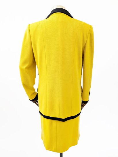 CHANEL - Store
Two-piece set: 
- Yellow wool...