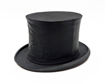 MOREAUX-CHAPAUS
Black top hat. 
In its original...
