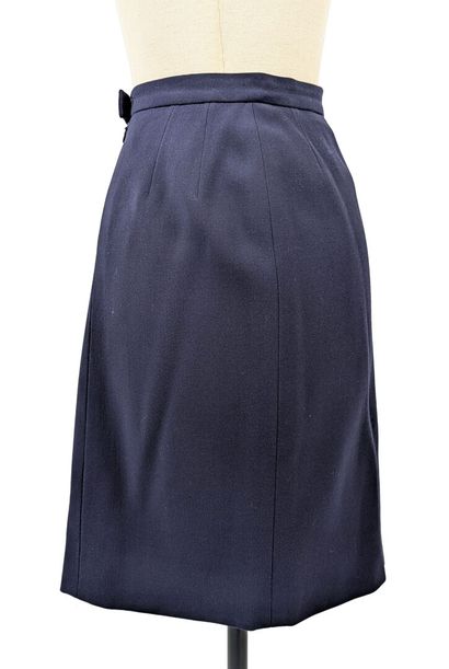 CHANEL - Boutique
Navy blue straight-cut...