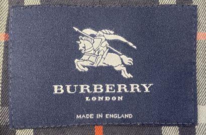 BURBERRY - London
Straight-cut trench coat...
