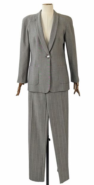 VALENTINO - Miss V
Two-piece suit in gray...