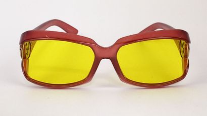 GUCCI
Transparent acetate sunglasses in red,...