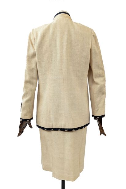 CHANEL - Store
Three-piece set:
- Ecru jacket...