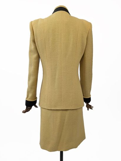 CHANEL - Boutique
Two-piece tailored suit...