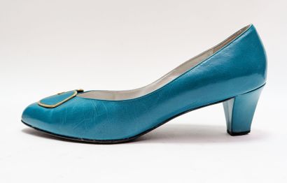 BALLY
Turquoise blue pumps with a gold buckle...