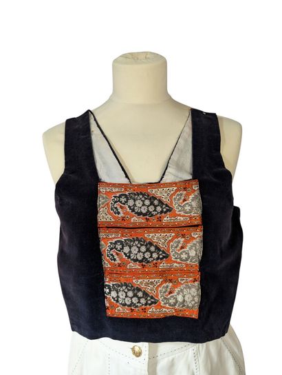 A 11-piece collection including, among other...