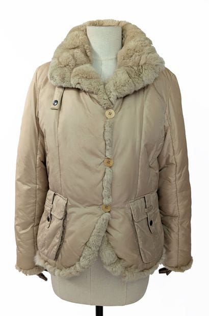 WEEKEND (MAX MARA)
Beige short quilted puffer-style...