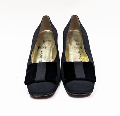 RENE MANCINI
Black heels (5.5 cm) with a...