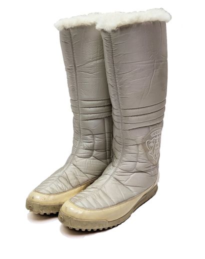 GUCCI
Pair of white quilted après-ski boots...