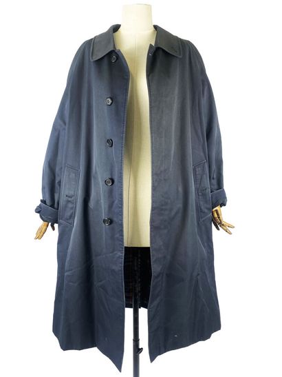 BURBERRY - London
Straight-cut trench coat...