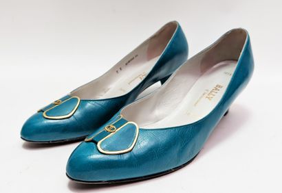 BALLY
Turquoise blue pumps with a gold buckle...