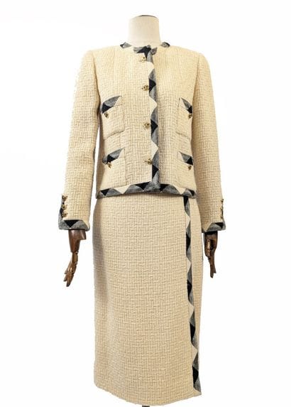 CHANEL - Boutique
Two-piece ensemble in ecru...