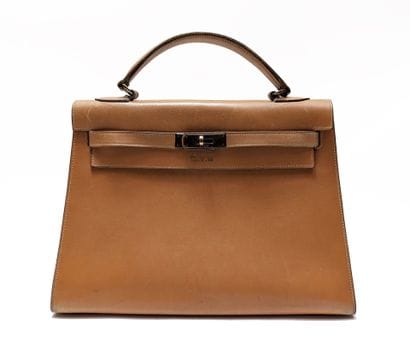 HERMES Paris
Kelly 32 Saddle bag in beige...