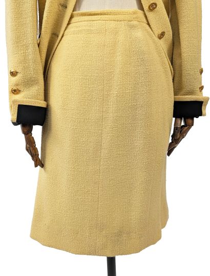 CHANEL - Boutique
Two-piece tailored suit...