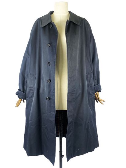BURBERRY - London
Straight-cut trench coat...