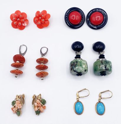 A collection of costume jewelry, including...