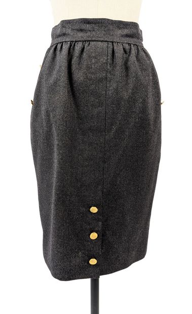 CHANEL
Gray wool skirt, straight cut with...