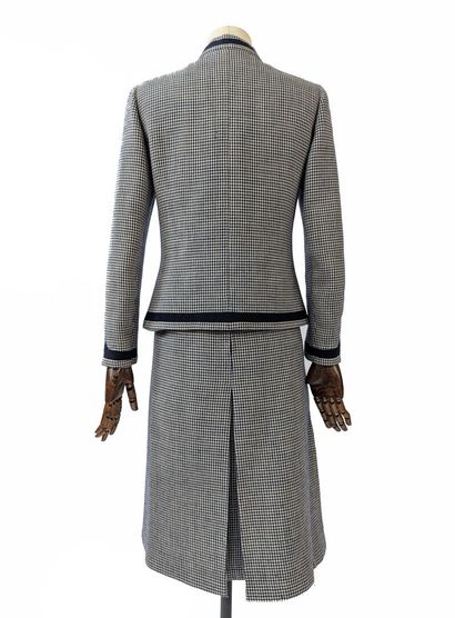 CHANEL Haute Couture No. 41595, circa 1970
Blue/white...