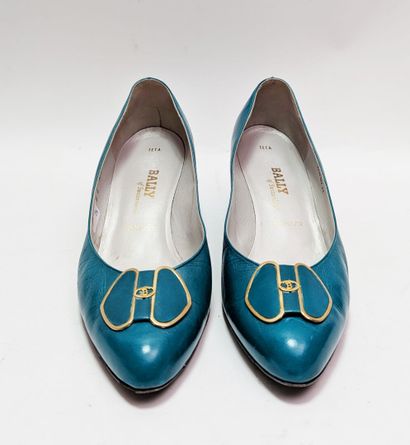 BALLY
Turquoise blue pumps with a gold buckle...