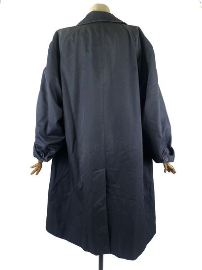 BURBERRY - London
Straight-cut trench coat...