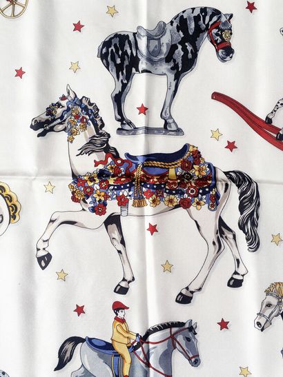 LONGCHAMP
Silk square featuring a pattern...