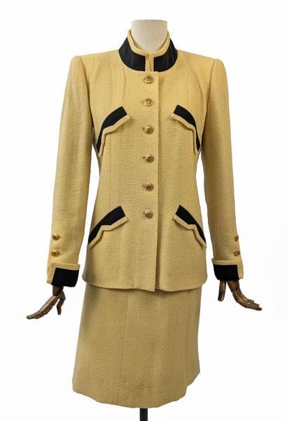 CHANEL - Boutique
Two-piece tailored suit...