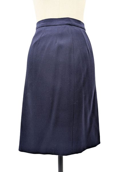 CHANEL - Boutique
Navy blue straight-cut...