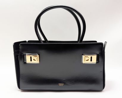 FERRAGAMO
Black glossy leather bag with trompe...