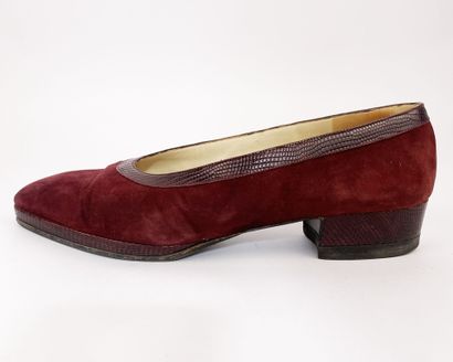 CHANEL
Pair of pumps with square heels (3.5...